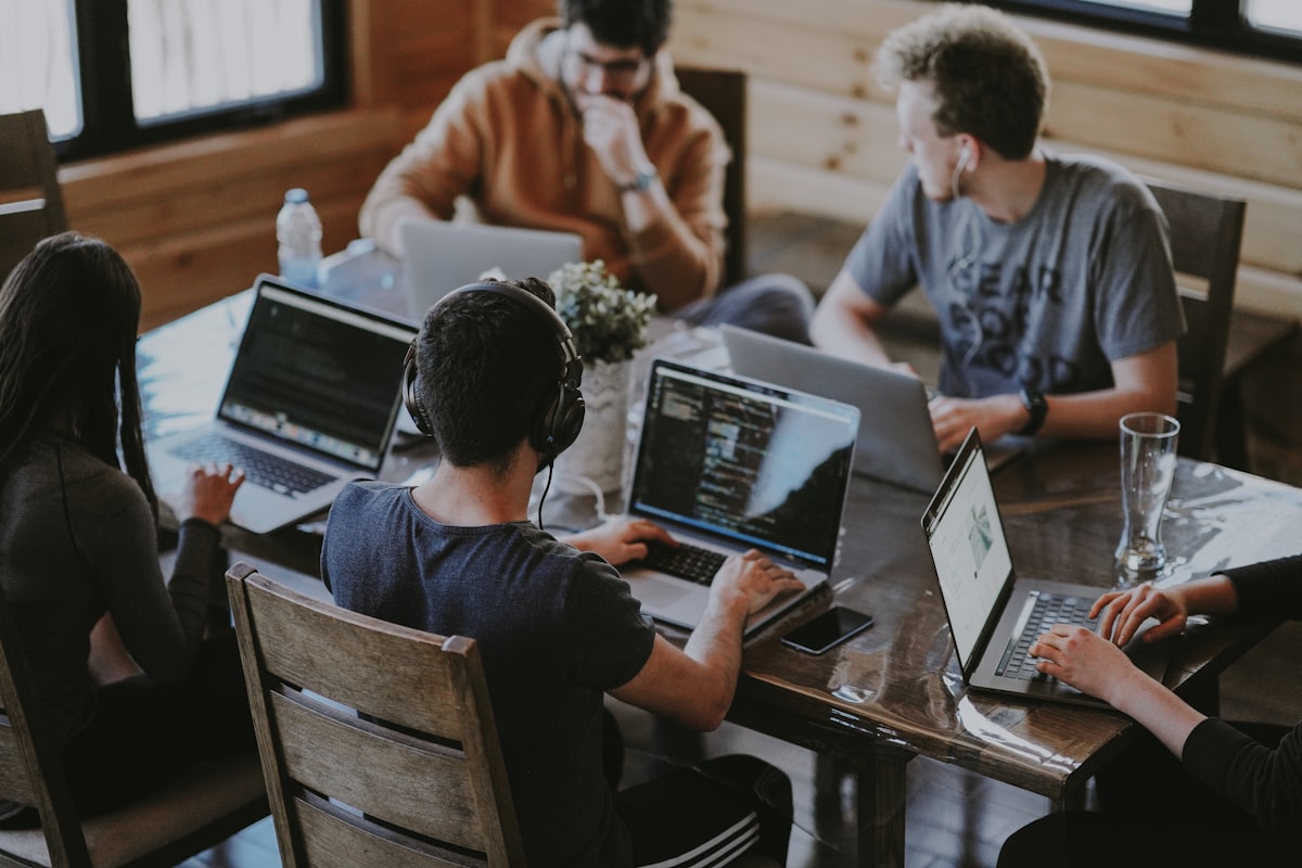 Team al lavoro in un'agenzia digitale